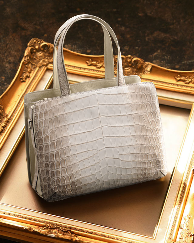 美しい白が際立つ最高級素材ヒマラヤクロコダイルバッグ